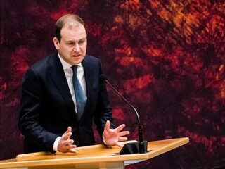 PvdA-leider Asscher verwijt kabinet 'hol applaus' voor de zorg