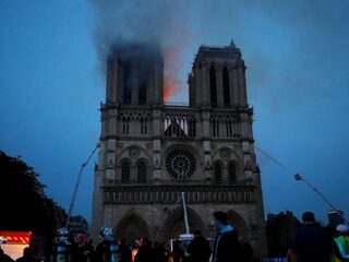 Brand Notre-Dame onder controle, belangrijke relikwieën gered