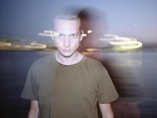 Thomas Azier: 'Als je langere tijd alleen bent, voelt het alsof de tijd vertraagt'