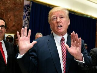 Trump steunt tegenstanders neerhalen standbeeld Charlottesville