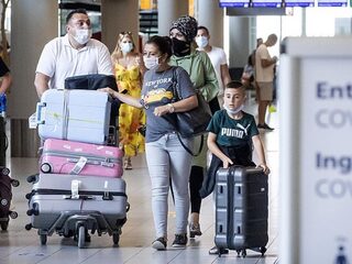 Mensen gaan ondanks de beperkingen nog steeds op vakantie: 'De overheid is nu aan zet'