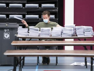 Minister Ollongren past procedure briefstemmen aan