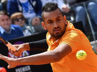 Kyrgios misdraagt zich weer eens: 'Geweldige tennisser, maar knotsgek'