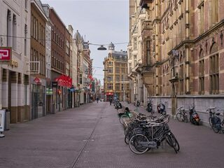 Dries Roelvink draagt gedicht op aan een dichte stad