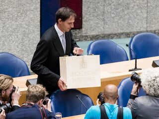 'Begrotingsoverschot moet naar lonen in zorg, onderwijs en politie'