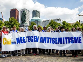 VVD-Kamerlid Yesilgöz: scheidsrechter moet wedstrijd stilleggen bij antisemitisme
