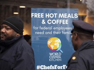 Amerikaanse ambtenaren naar de voedselbank vanwege shutdown