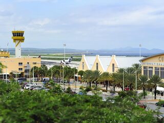 Vliegverkeer naar Curaçao plat vanwege corona en inwoners moeten binnen blijven
