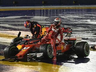 Verstappen crasht binnen honderd meter in Singapore