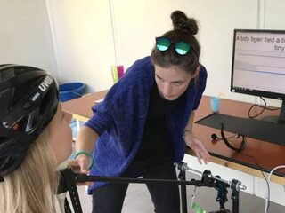 Veldonderzoek op Lowlands: spreek je beter Engels met een slok op?