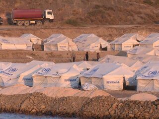Migranten begeleid naar nieuw kamp Lesbos, kliniek geblokkeerd