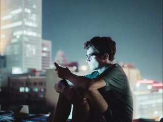 Is het blauwe licht van beeldschermen echt zo slecht voor je ogen?