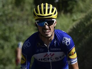 Alaphilippe bekroont lange aanval met zege in eerste Alpenetappe