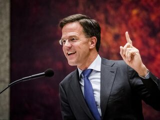 Rutte slaat weer een zekerheid uit onze hoofden: ophouden met die megasalarissen en bonussen