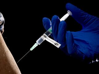 Minister De Jonge: eerste coronavaccinatie op 8 januari