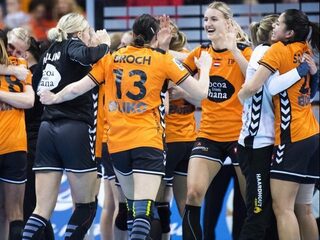 Handbalsters spoelen kater weg met bronzen medaille