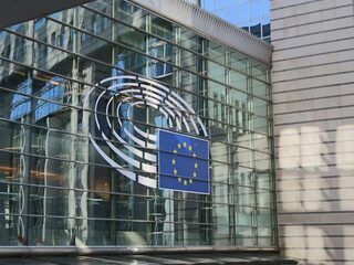 Stand.nl: 'De Europese Unie moet geen centimeter toegeven aan Polen en Hongarije'