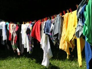 Zo krijg je gele vlekken uit witte t-shirts