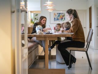 Wat doen werkgevers voor thuiswerkende ouders? 'Ik zit in het weekend nog te werken'