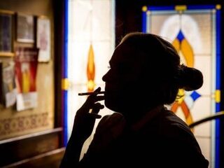 Kroegbazen eisen miljoenen als hun rookruimtes snel dicht moeten