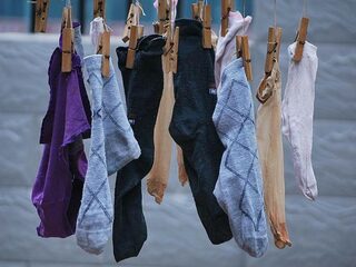 Kan je een longontsteking krijgen van je stinksokken?