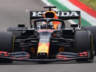 Max Verstappen wint op verraderlijk glad circuit van Imola