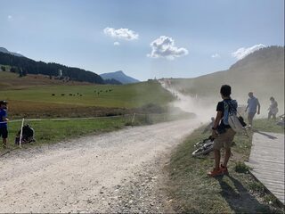 Rammelend en stuiterend de kiezels over