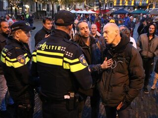 Blijf met je poten van onze politici af