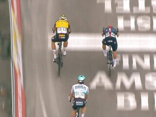Wout van Aert volgt Mathieu van der Poel op als winnaar Amstel Gold Race