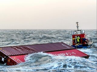 Rijkswaterstaat begint met bergen containers MSC Zoë