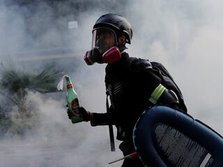 Studenten en politie nog steeds tegenover elkaar bij universiteit Hongkong