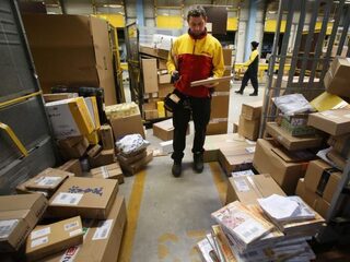 DHL laat mensen thuis voor niets wachten en dropt pakket bij de kliko