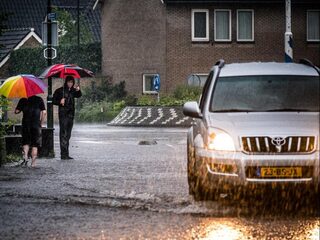 Kanoën in tunnel Helmond en drollen over straat in Woerden: 'Dit noodweer gaan we vaker meemaken'