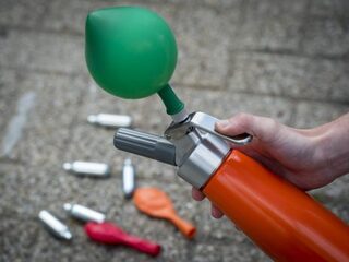 Trimbos maakt zich zorgen over lachgas-gebruik door tieners