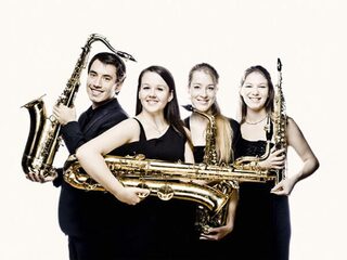 Hoe vertaal je een stuk voor één piano naar vier saxofoons?