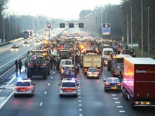 Boeren en bouwers voeren actie, op veel wegen is het druk