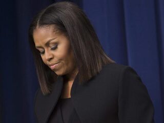 Een zwarte vrouw verlaat het Witte Huis