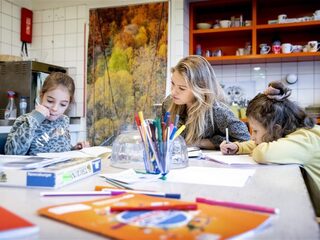 'Schaduwonderwijs waarbij ouders honderden euro's betalen voor bijles, zorgt voor groot niveauverschil tussen kinderen'