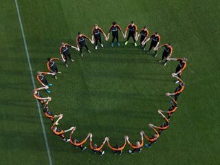 Nederlands elftal maakt statement tegen racisme met foto