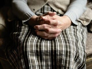 Mogelijke lockdown verpleeghuizen leidt tot dillemma's: 'Misschien zie ik mijn moeder nooit meer'