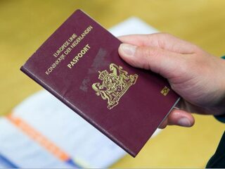 Geen M of V, maar X: eerste genderneutrale Nederlandse paspoort uitgereikt