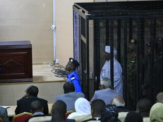 Bashir in een kooi: 'Proces is symbolisch belangrijk voor Sudanezen'