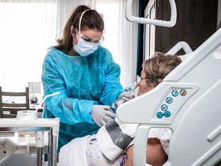 Zorgverzekeraar DSW: 'Zorgpremie moet omhoog om loonsverhoging zorgpersoneel te betalen'