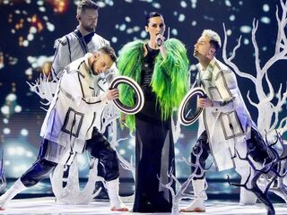 'Playbacken' met muziekinstrumenten op het Eurovisie Songfestival