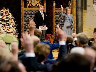 Wie is de baas als politieke top en koningshuis iets overkomt?