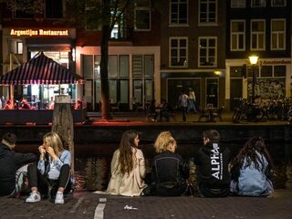 Podcast De Dag: Over de rol van jongeren in de oplopende coronacijfers