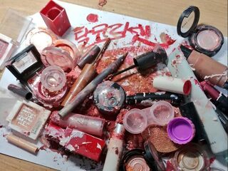 De schaar in die Koreaanse lippenstift