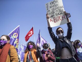 Podcast De Dag: waarom het geweld tegen vrouwen in Turkije toeneemt