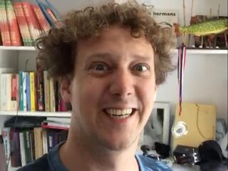 Jochem Myjer gastpresentator jubilerend Vroege Vogels