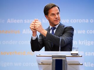 Verschuilt Rutte zich terecht achter 'het systeem'?